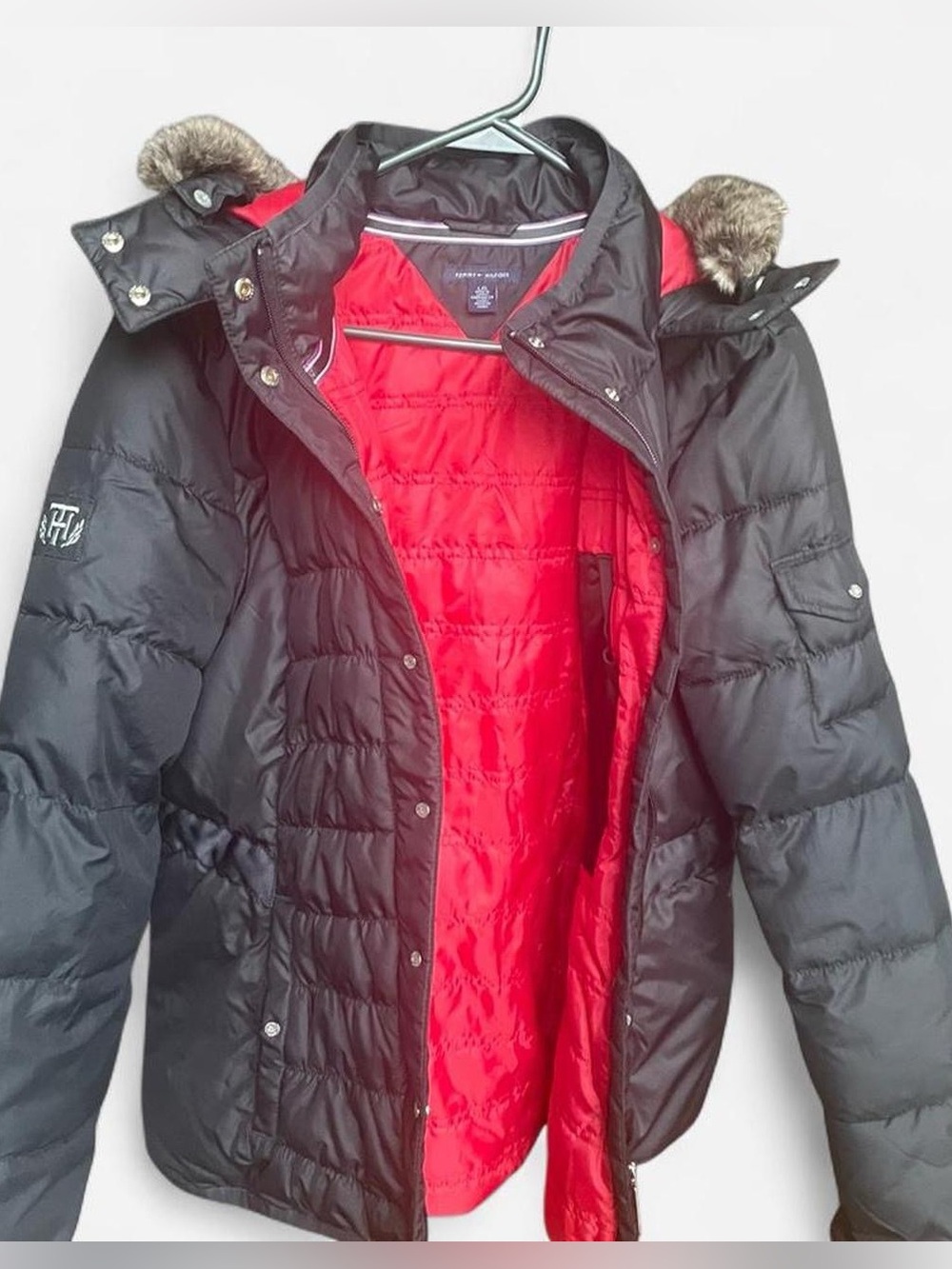 Like new Tommy Hilfiger black puffer jacket with fur hood women’s large